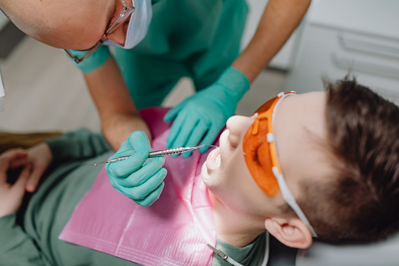 odontólogo atendiendo paciente en consulta dental en Valencia con tecnología moderna